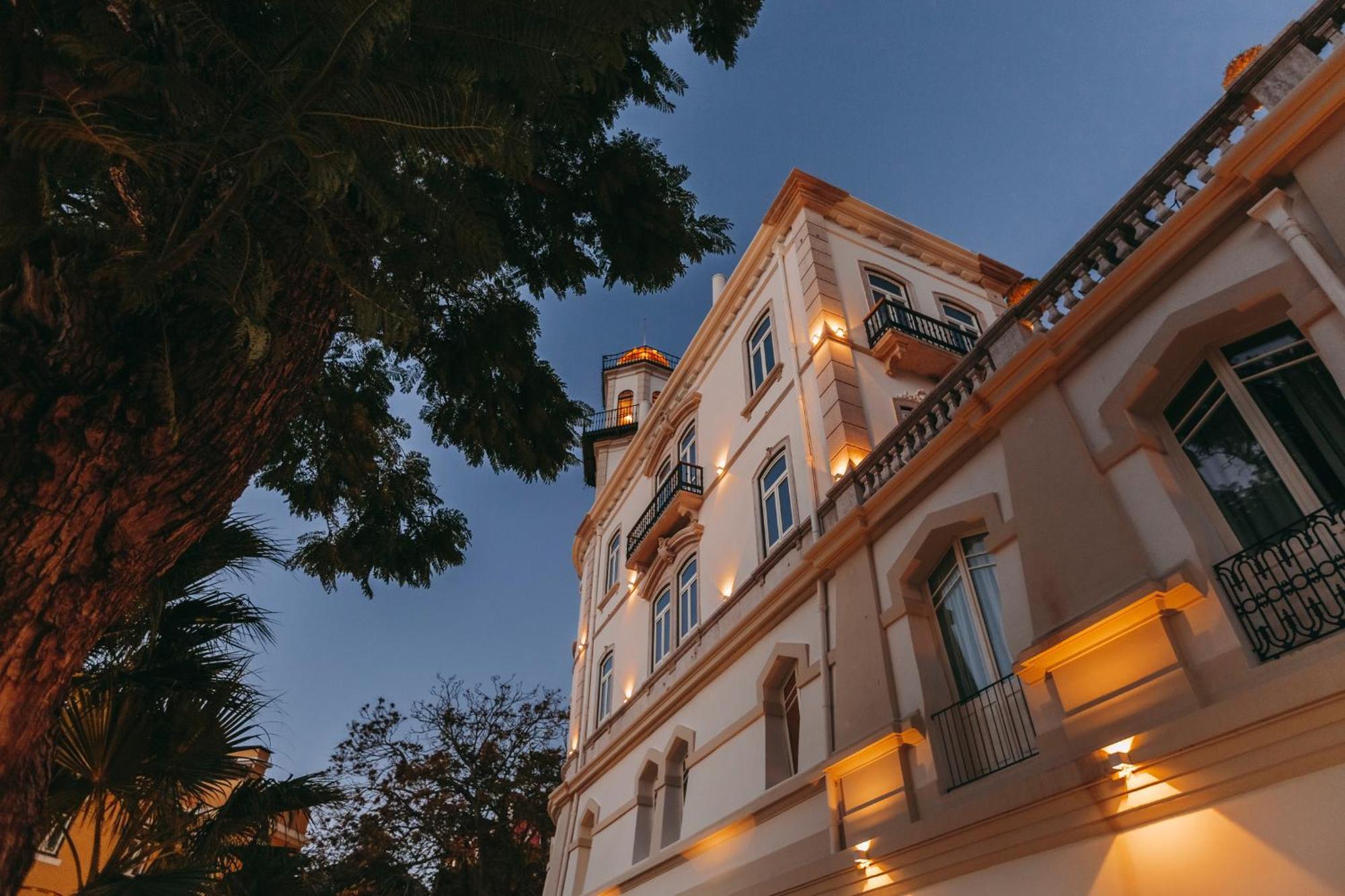 Torel Palace Lisboa Exteriér fotografie The hotel at night