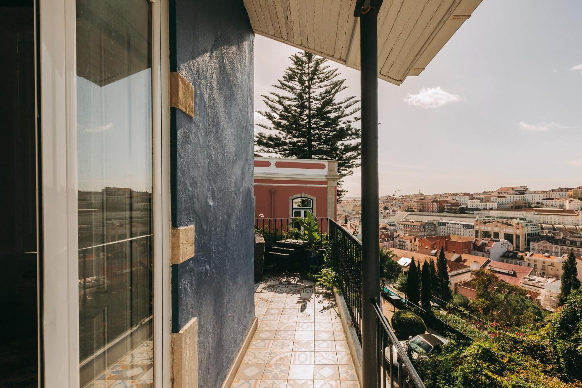 Torel Palace Lisboa Pokoj fotografie A balcony in Athens, Greece