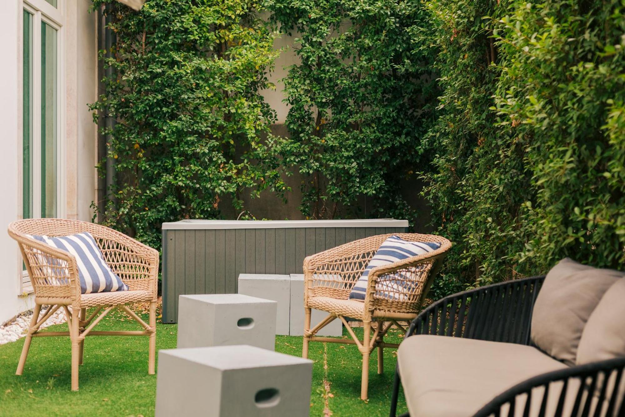 Torel Palace Lisboa Pokoj fotografie A hot tub in a backyard
